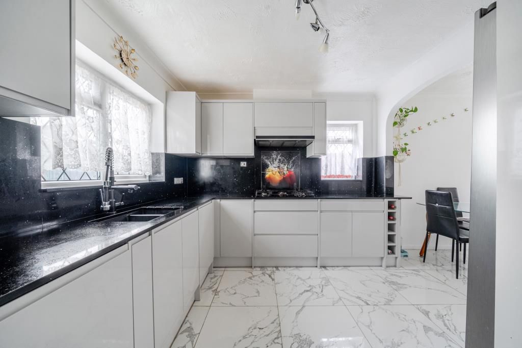 Property photo 3 of 20 Kitchen