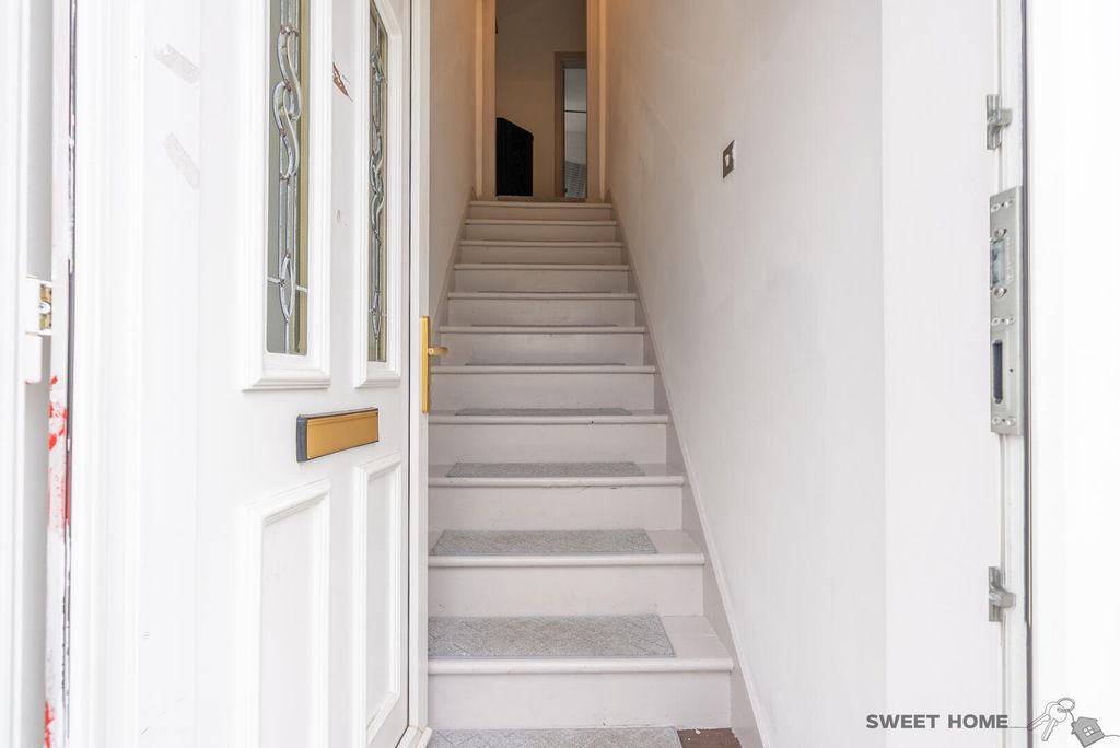 Property photo 2 of 18 Hallway