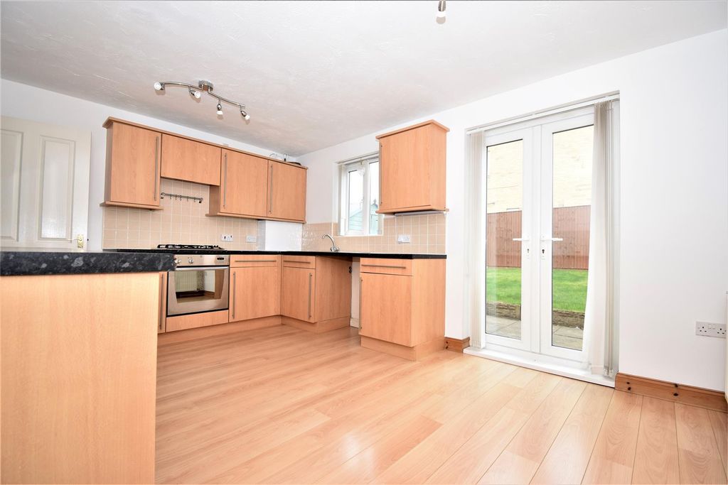 Property photo 3 of 11 Kitchen