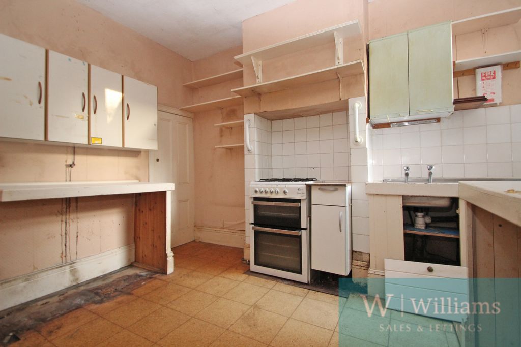 Property photo 3 of 9 Kitchen