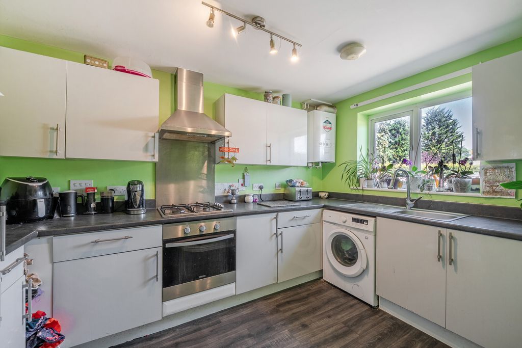 Property photo 3 of 10 Kitchen