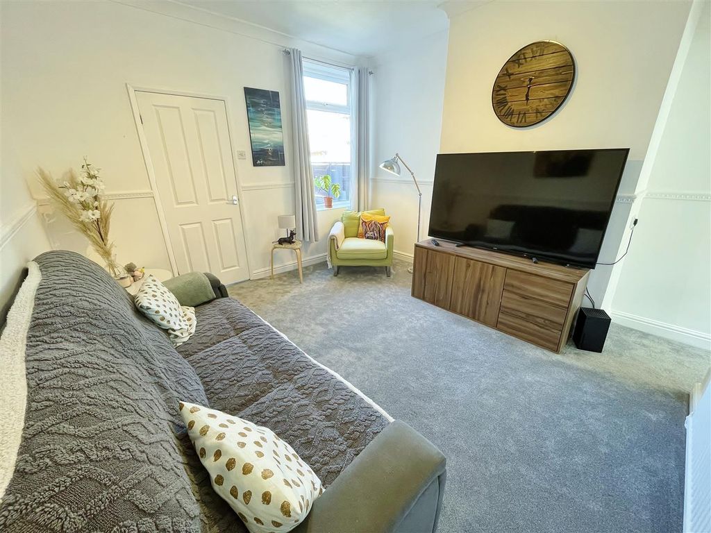 Property photo 1 of 16 Lounge