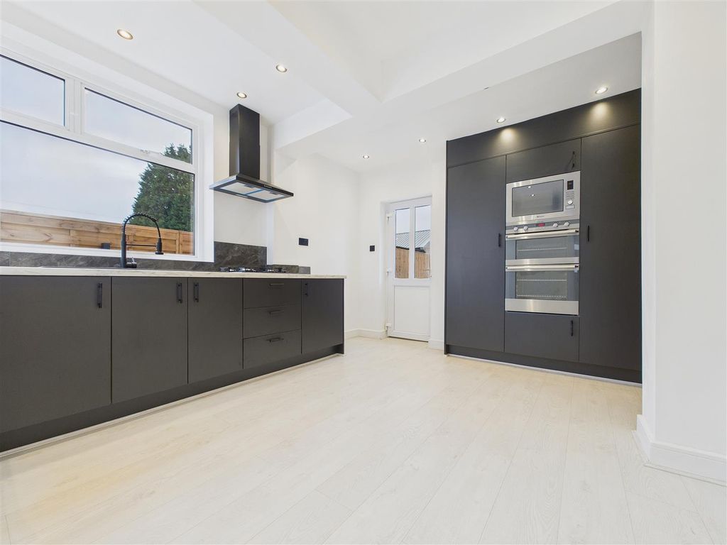 Property photo 3 of 14 Cam01407G0-Pr0034-Still008.Jpg