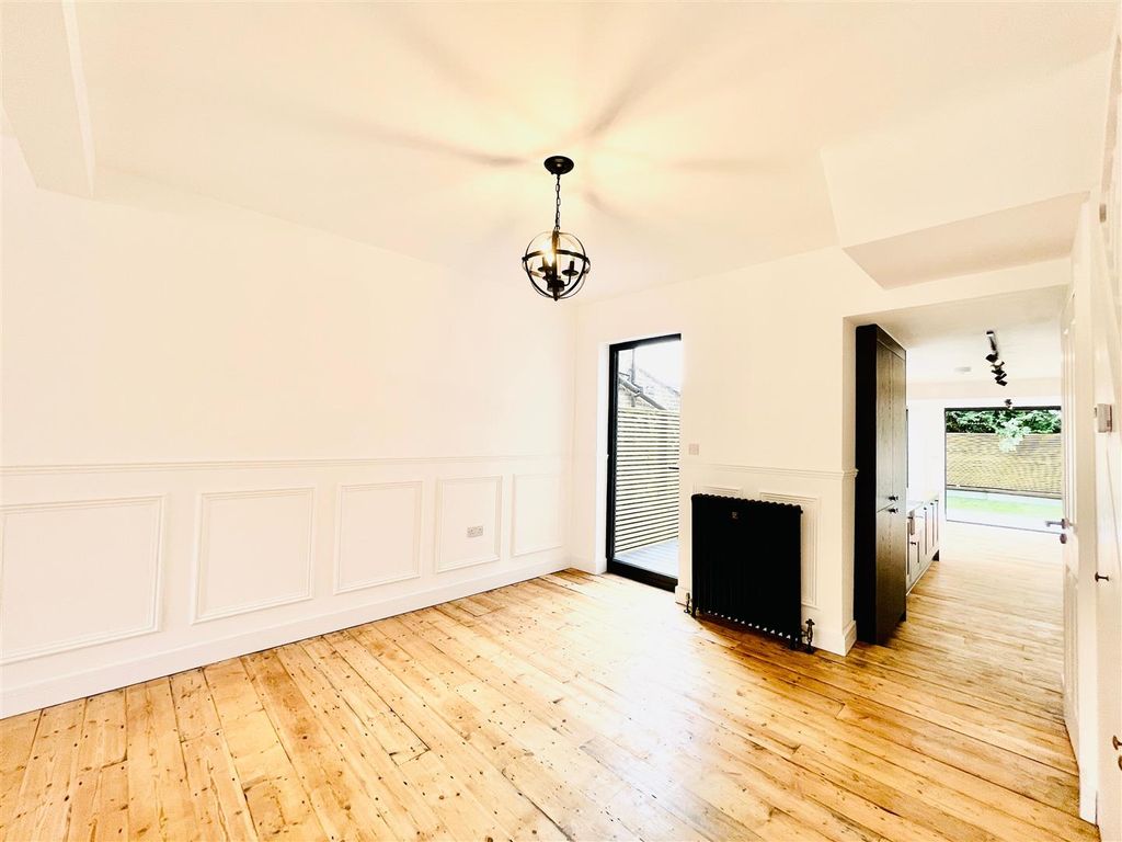 Property photo 3 of 22 Lounge 2.Jpeg