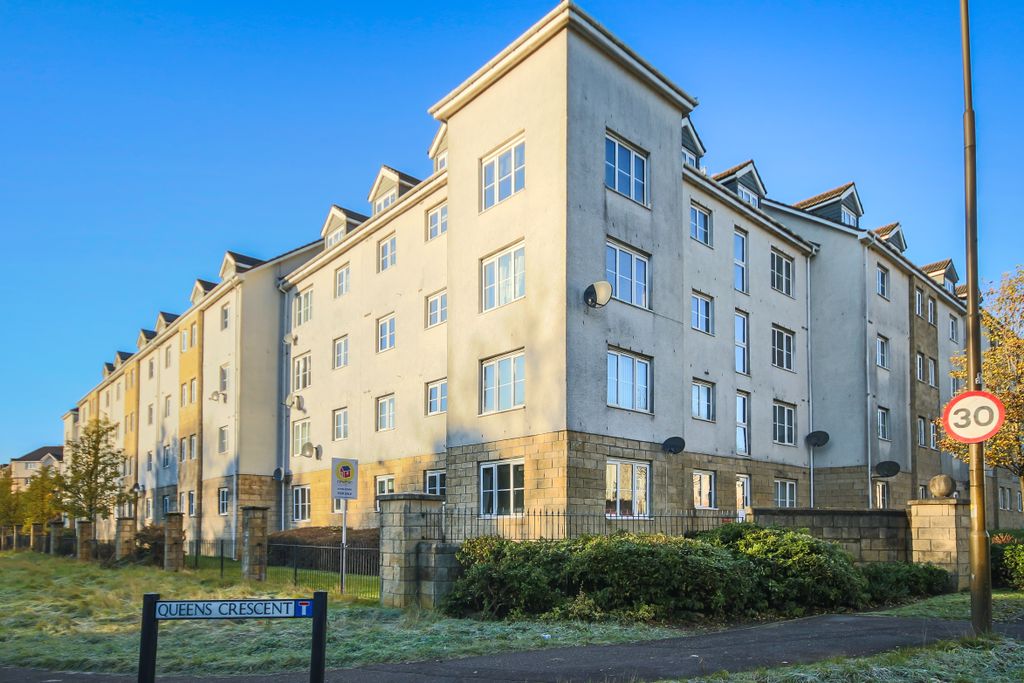 Property photo 1 of 7 182 Queens-1