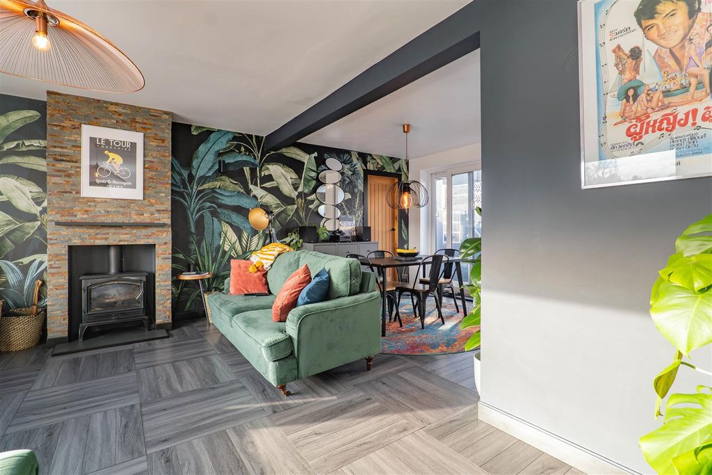 Property photo 2 of 32 Lounge