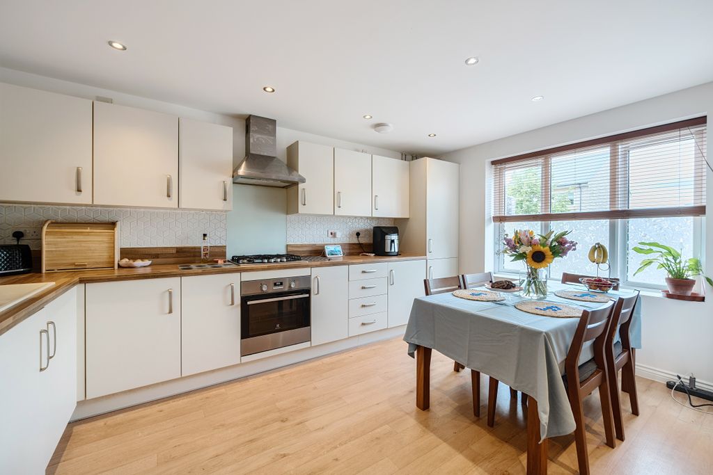 Property photo 2 of 18 131285417685Bfdeb48725