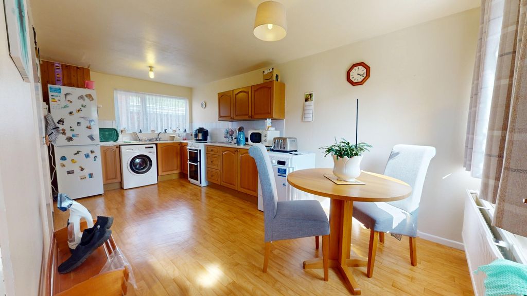 Property photo 2 of 17 4374352