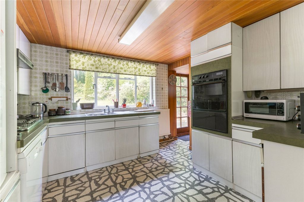 Property photo 3 of 10 Kitchen