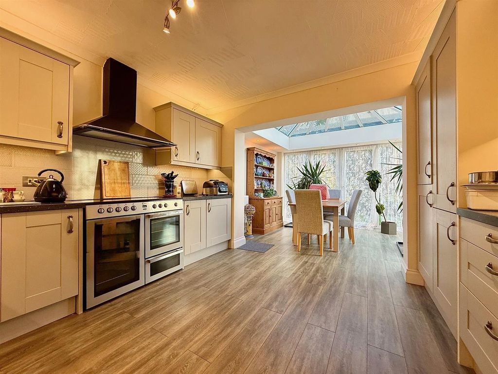 Property photo 2 of 22 Kitchen/Garden Room