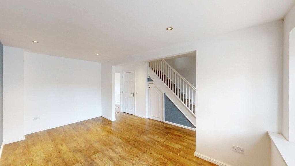 Property photo 3 of 20 Lounge