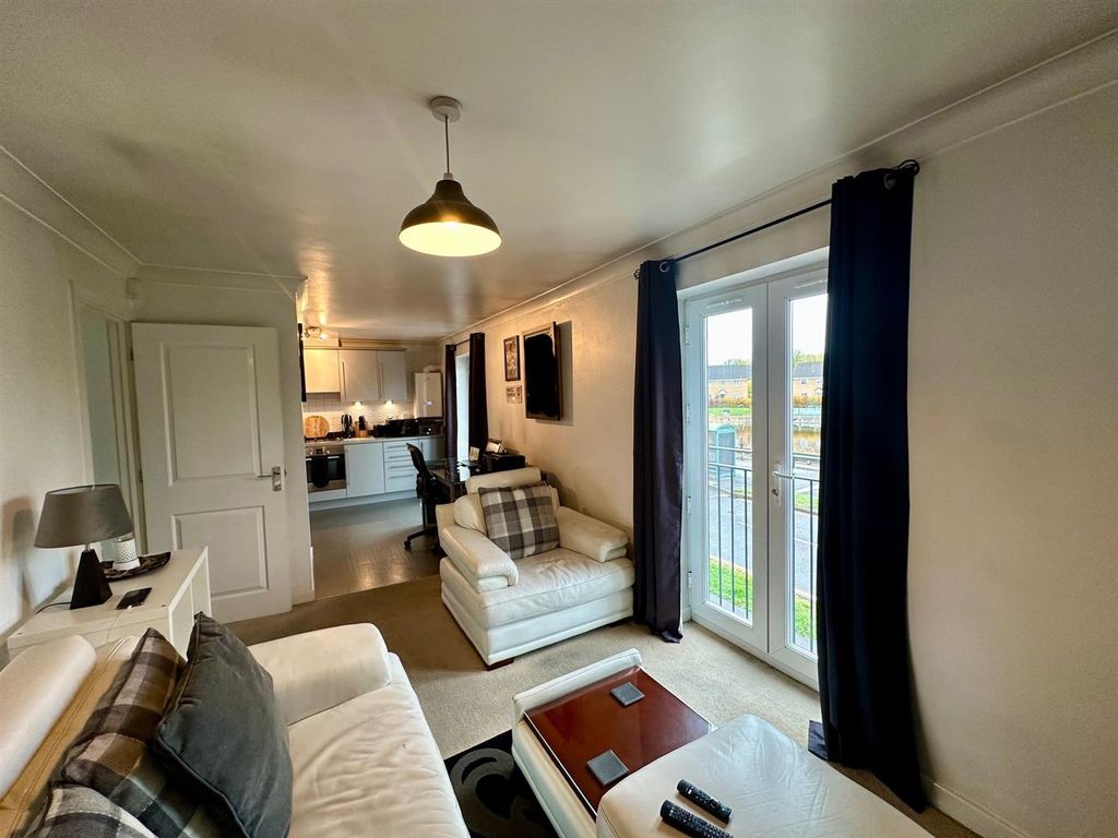 Property photo 3 of 13 Lounge