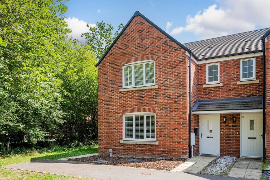 Property photo 1 of 17 Rushall Place Front