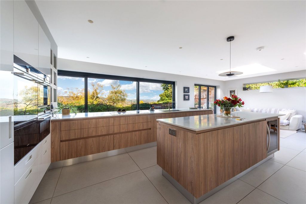 Property photo 2 of 33 Picture No. 35