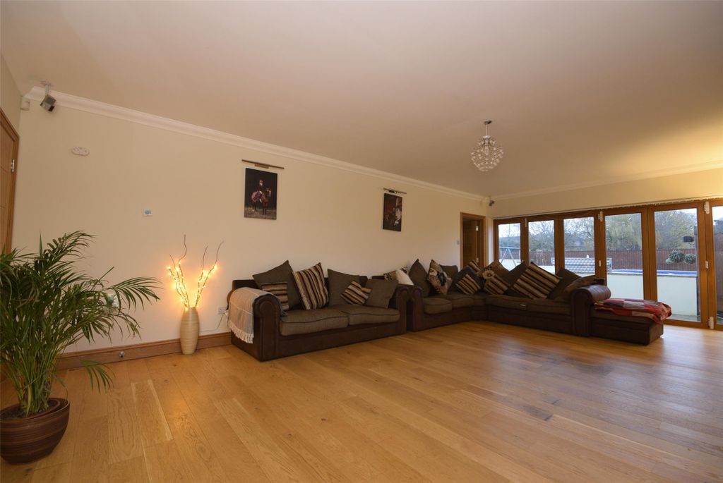 Property photo 3 of 16 Lounge