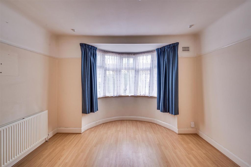 Property photo 3 of 12 Daniels_75A Southview Avenue Neasden Nw10_003.Jpg