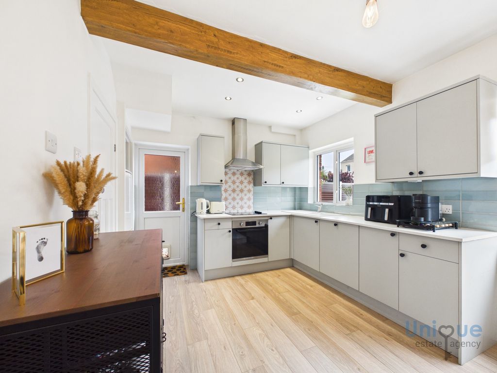 3 bed semi-detached house for salePriory Gate, Blackpool FY4 photo 4