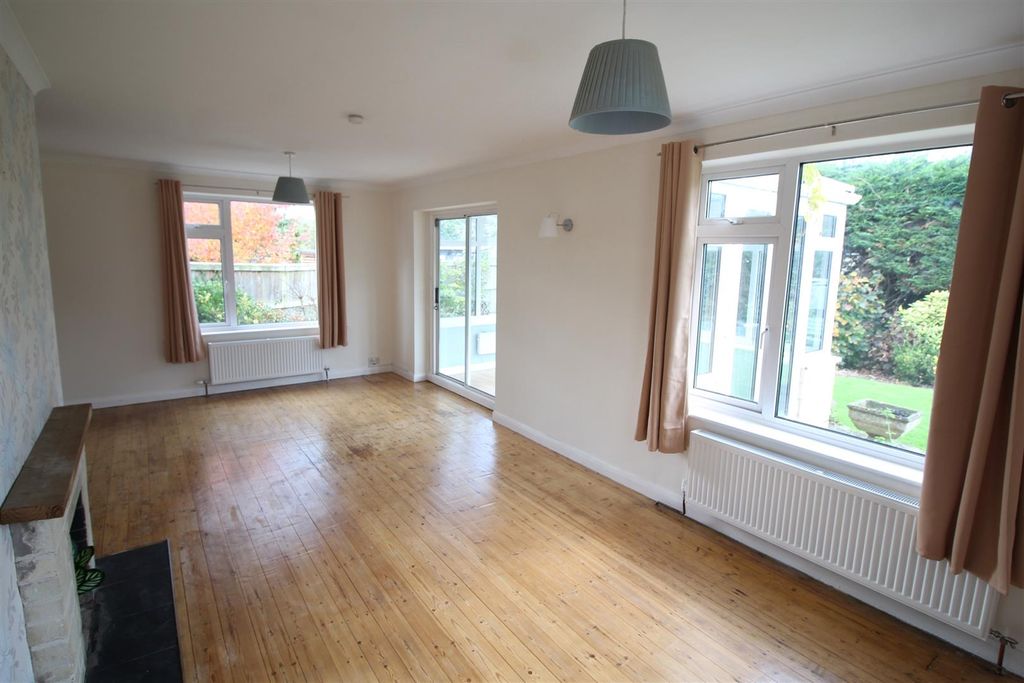 Property photo 2 of 17 Sitting Room
