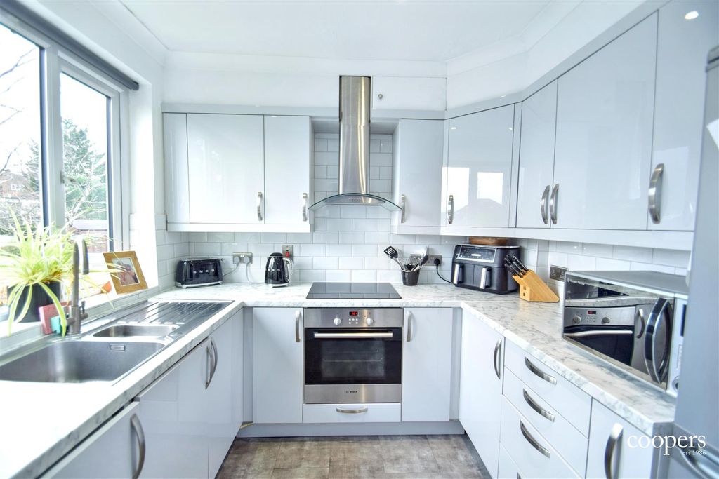 Property photo 3 of 7 Kitchen