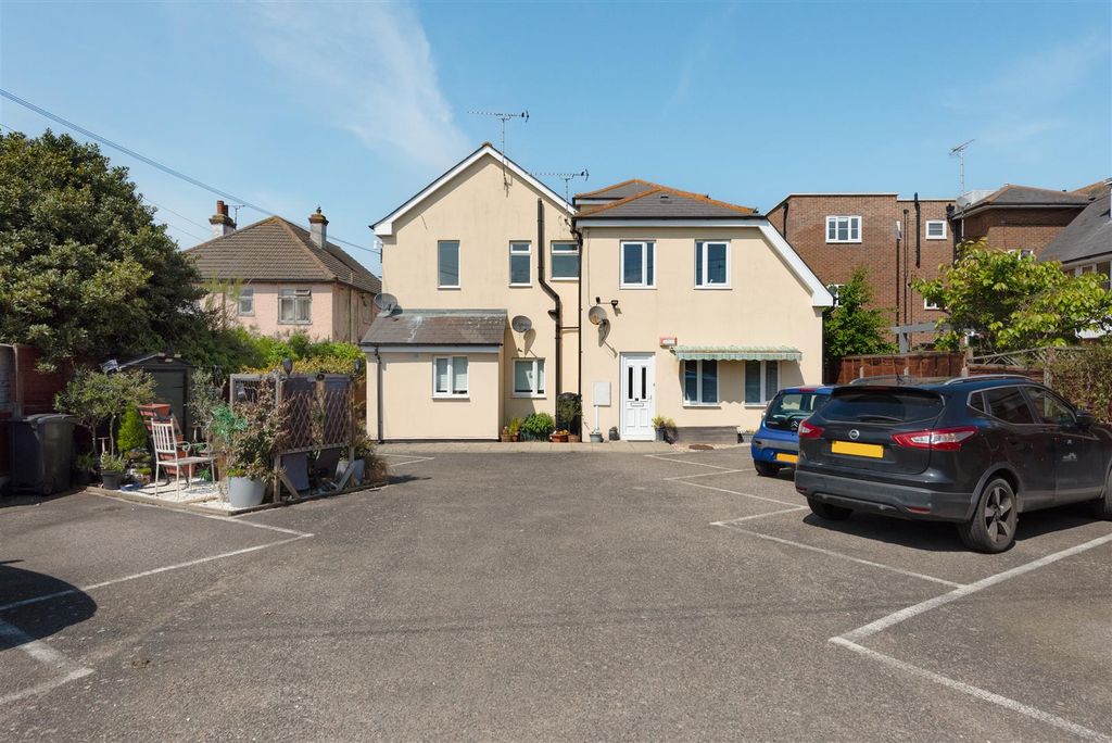 Property photo 2 of 11 Jubilee Court, Tankerton Road, Tankerton, Whitstab