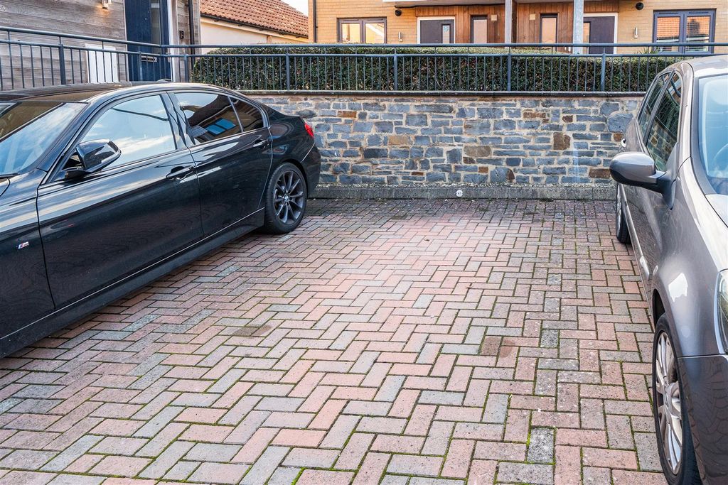 Property photo 3 of 17 Parking