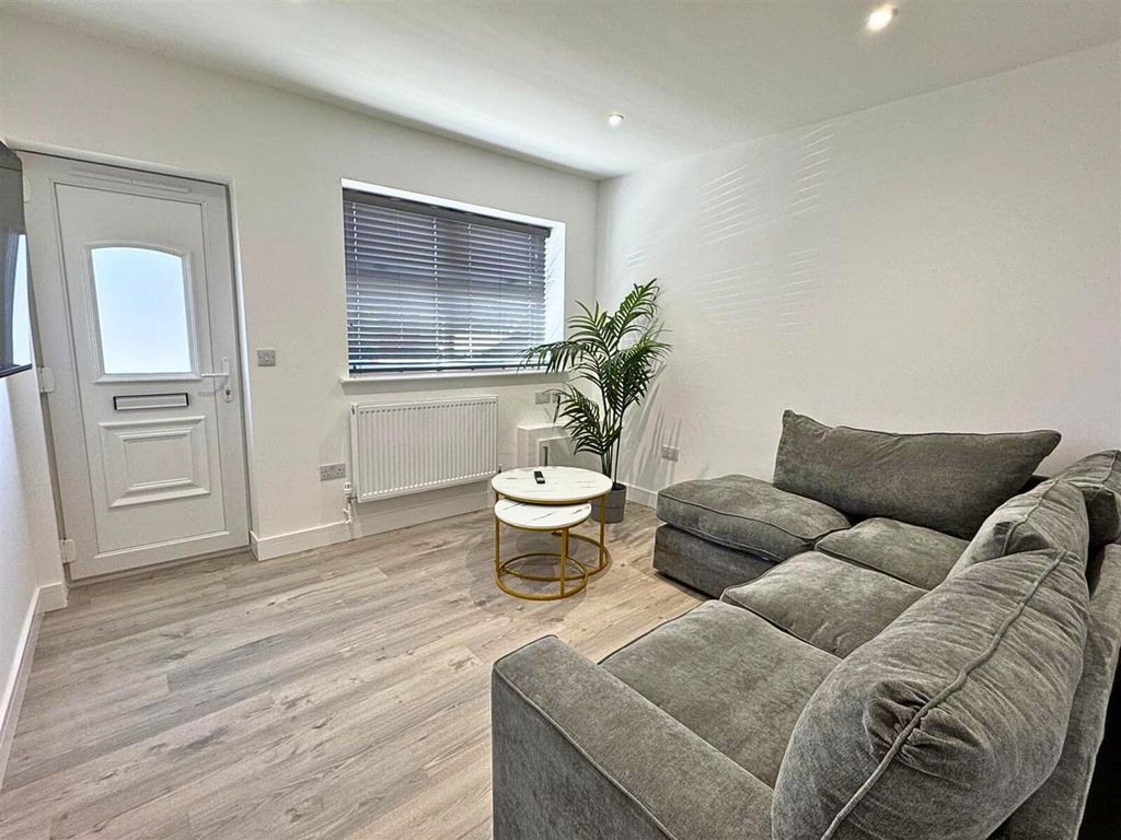 Property photo 2 of 13 Lounge