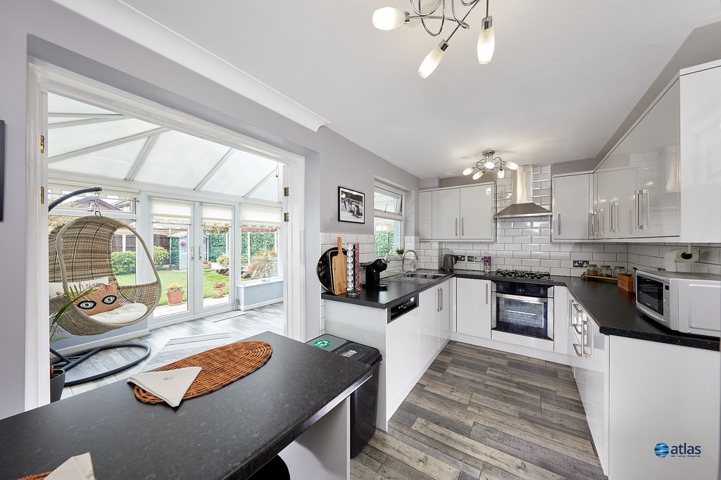 Property photo 3 of 15 Kitchen/Dining Area