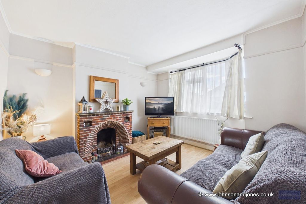 Property photo 2 of 26 2 Lounge.Jpg