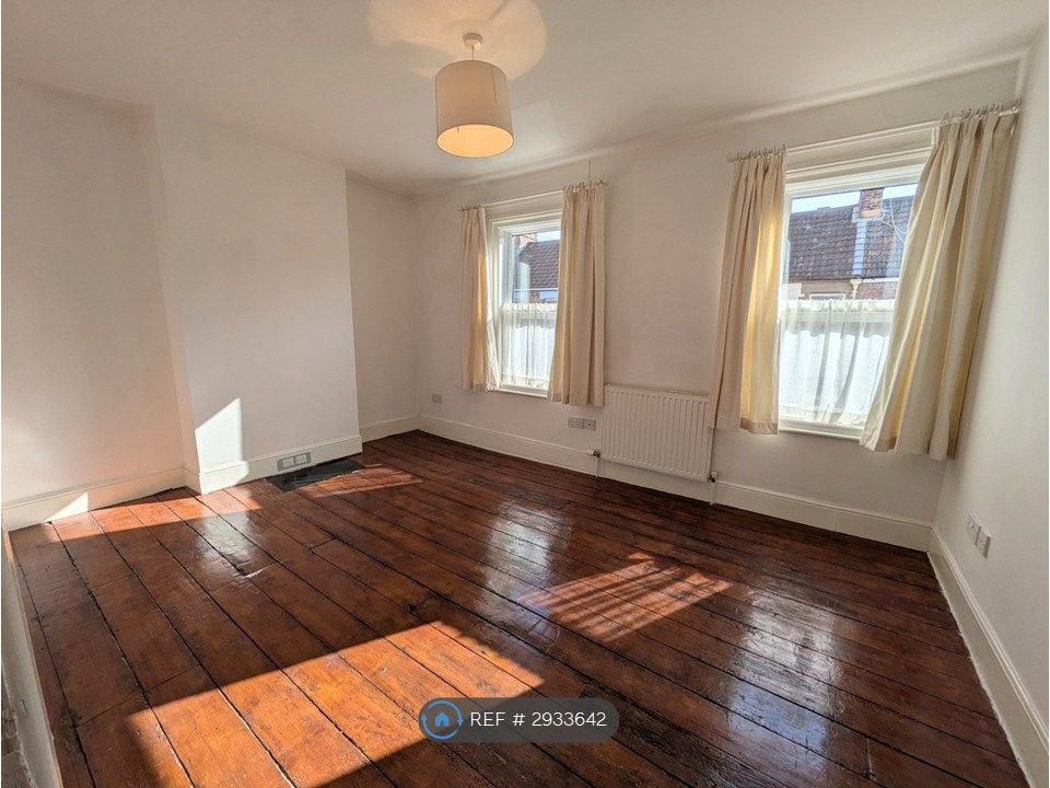 Property photo 3 of 10 Main Bedroom