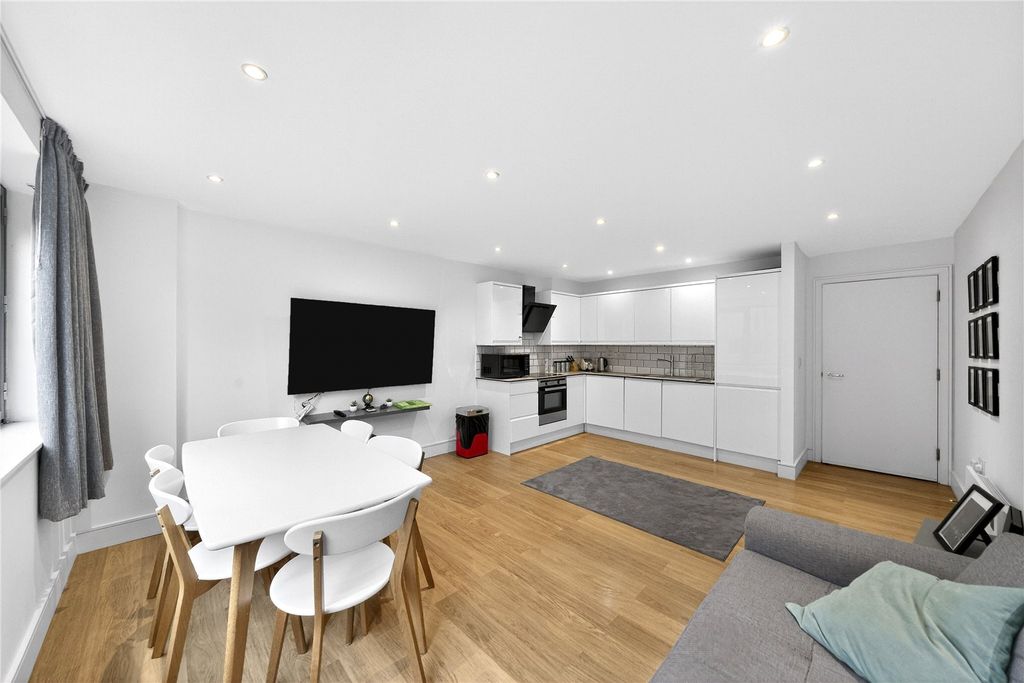 Property photo 3 of 18 Kitchen/Reception