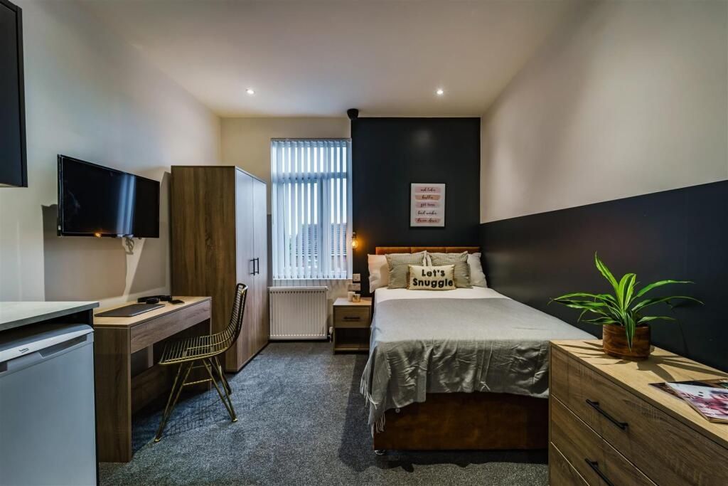 Property photo 3 of 12 Bright, Well-Presented Double Bedroom With A Comfo...