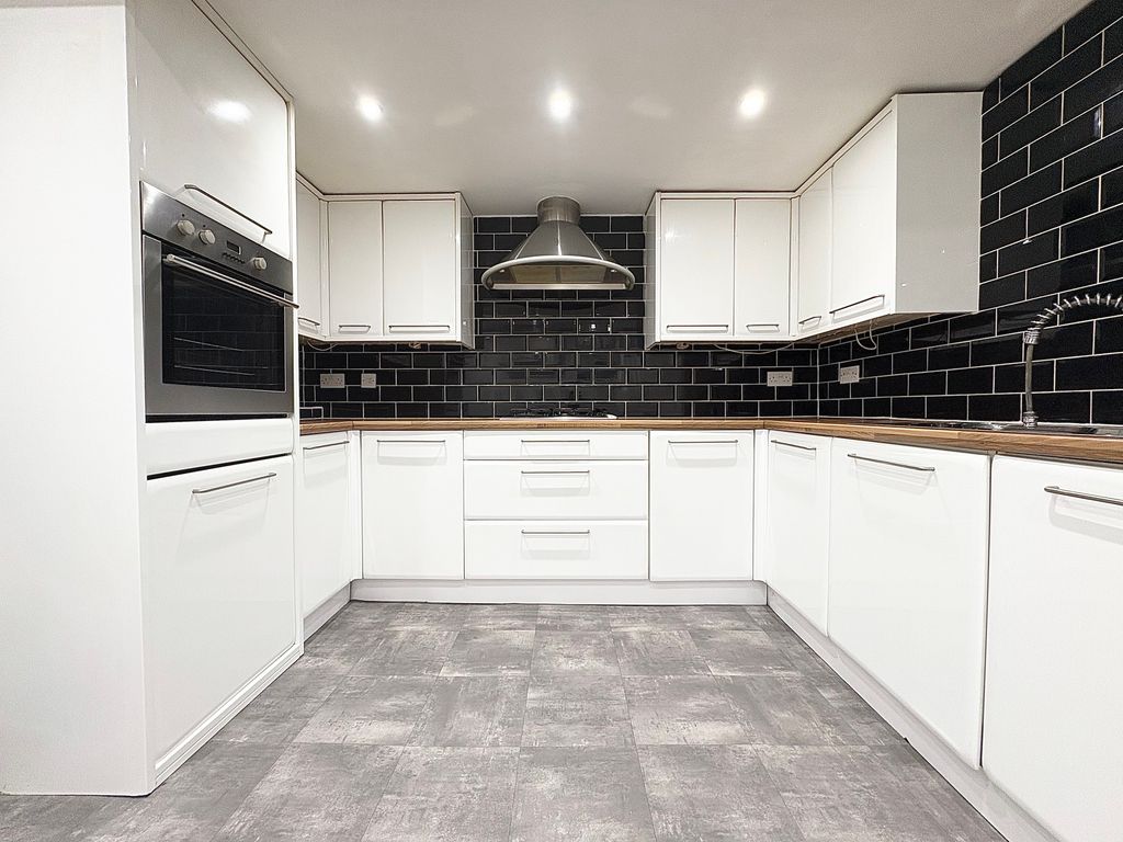 Property photo 2 of 12 Kitchen