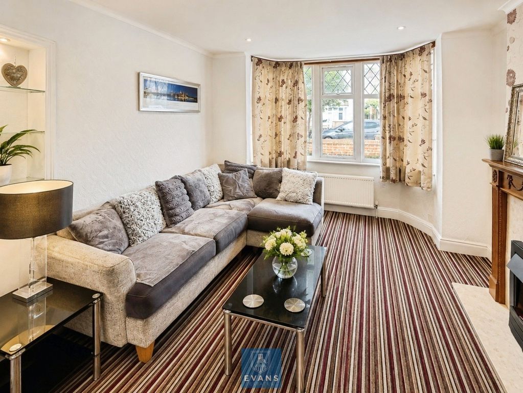Property photo 2 of 11 Through Lounge