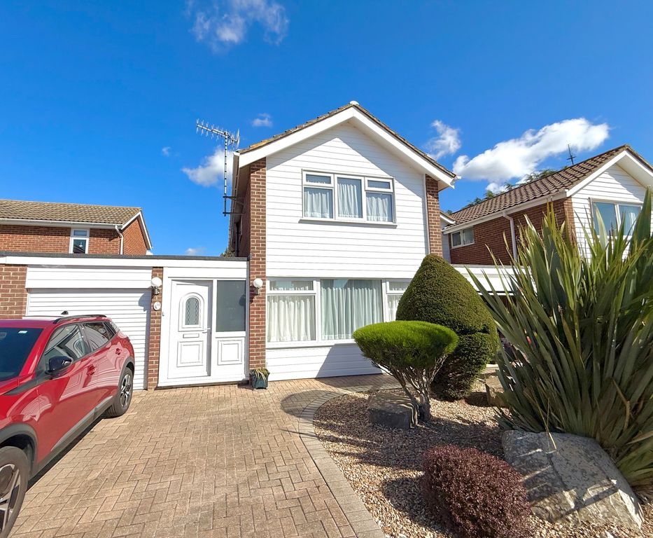 Property photo 1 of 15 19 Chantonbury Close Front