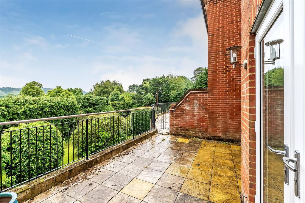 Property photo 2 of 25 2-West-Hill-Place-13.Jpg
