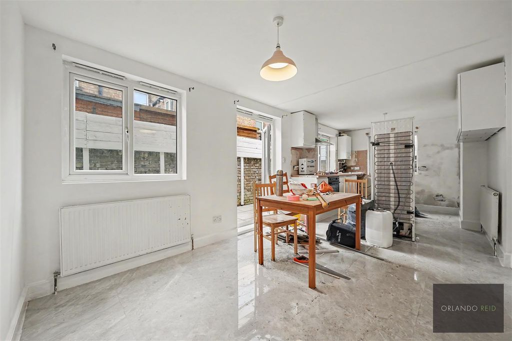 Property photo 2 of 11 32 Arlesford Road Sw9 9Jt-6.Jpg