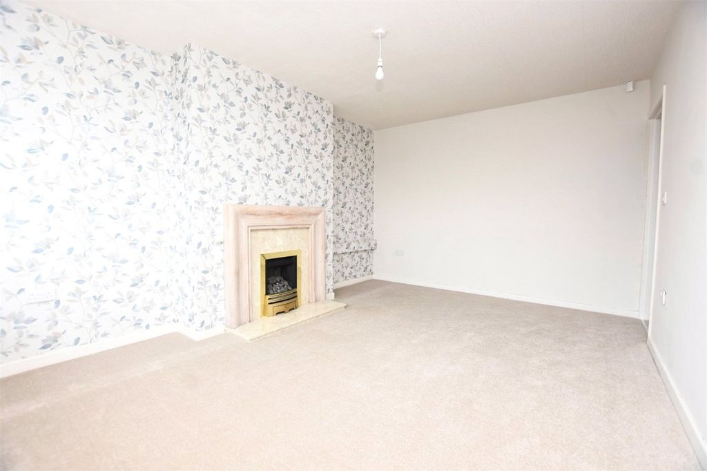 Property photo 3 of 11 Living Room