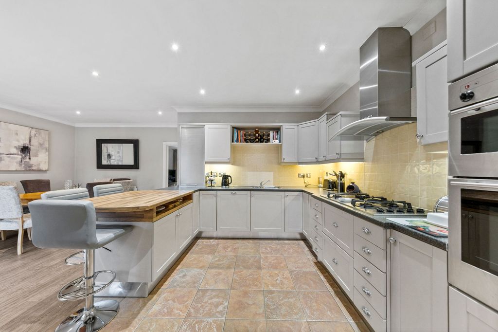 Property photo 3 of 32