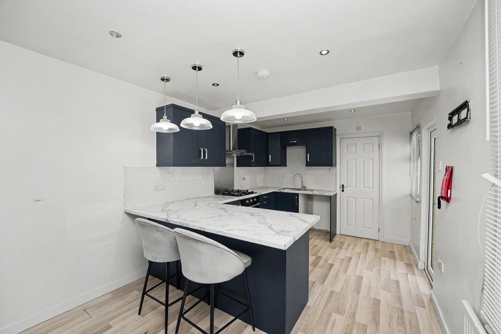 Property photo 3 of 31 Kitchen