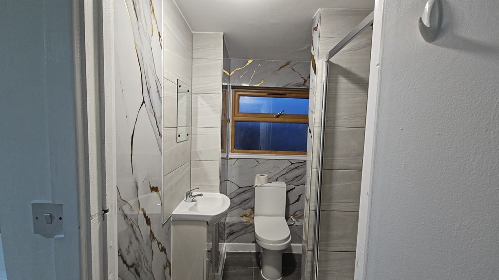 Property photo 1 of 12 Bathroom