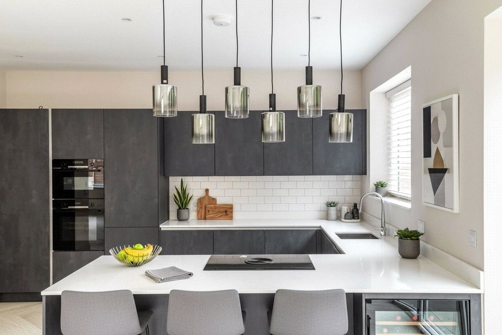 Property photo 3 of 32 House. Partnership