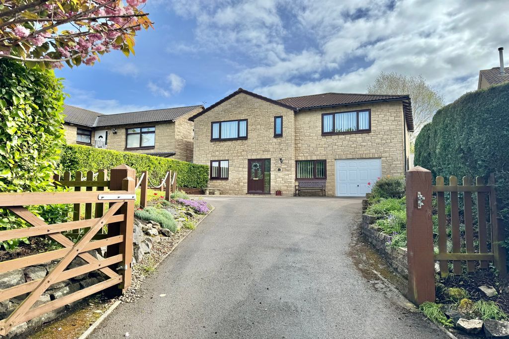 Property photo 1 of 21 Front &amp; Approach