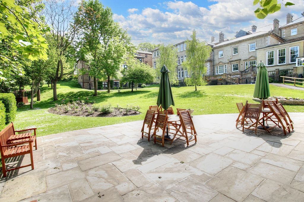 Property photo 2 of 10 Comm Gardens 1