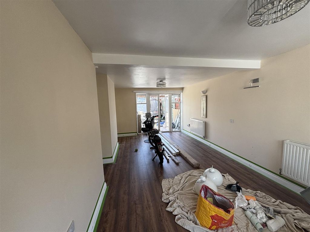 Property photo 3 of 11 Through Lounge