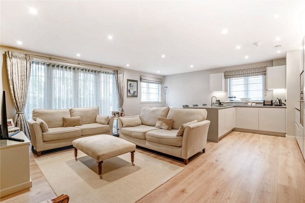 Property photo 3 of 14 Sitting Room