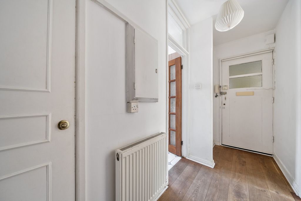 Property photo 3 of 19 Entrance Hall