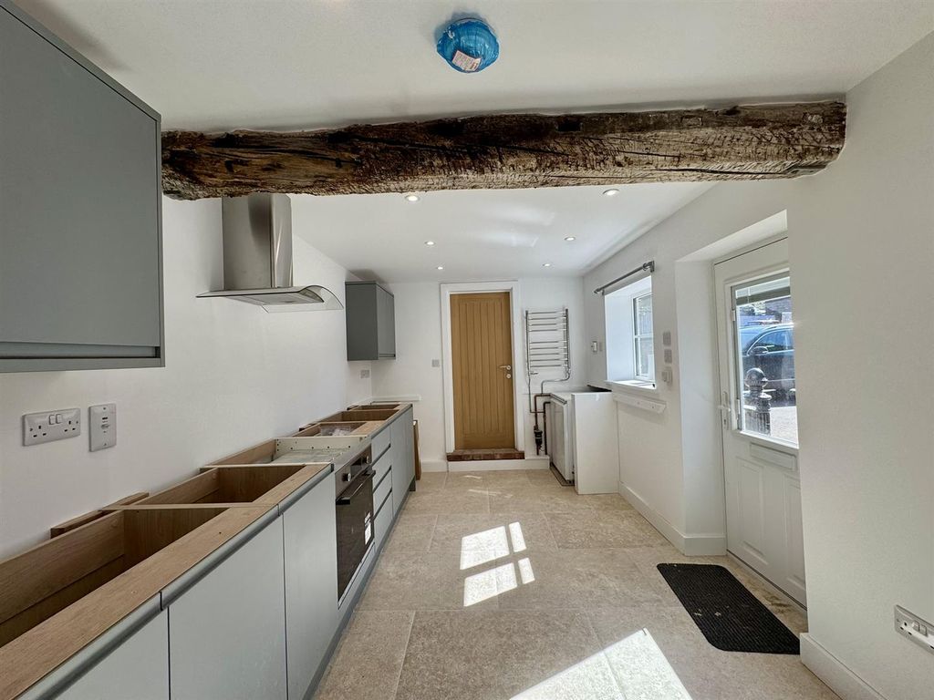 Property photo 3 of 12 Kitchen (2/2)