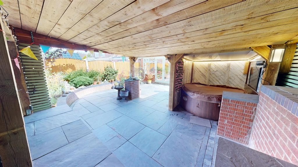 Property photo 2 of 24 Hoylake Grove Rear Garden
