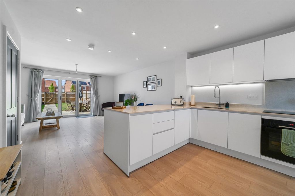 Property photo 2 of 13 Kitchen Open Plan