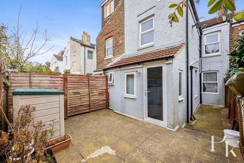 Property photo 2 of 18 Tamworth Road 80-014.Jpg